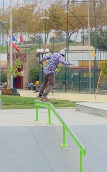Skater deslizándose en la baranda del Parque de los Reyes.