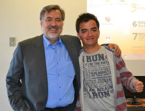 Claudio Dávila, presidente del centro de alumnos, con el ex director de Periodismo, Alejandro Guillier. (Foto de su Facebook)